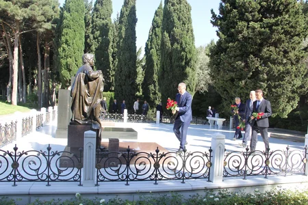Ekologiya və Təbii Sərvətlər Nazirliyinin işçiləri peşə bayramını qeyd edirlər