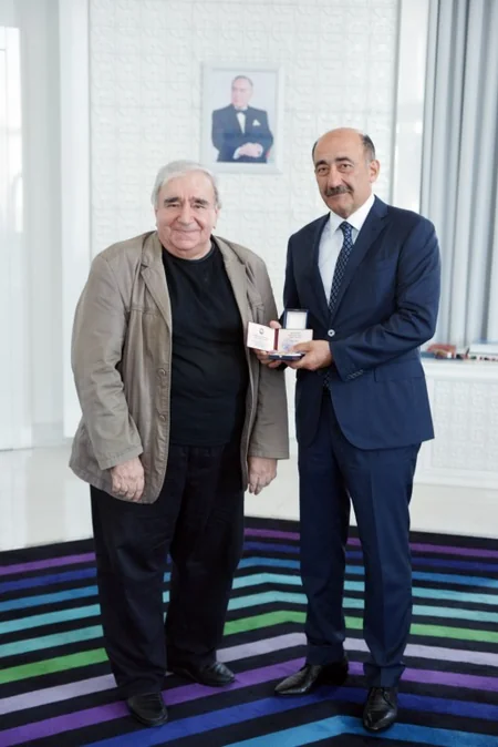 Ramiz Rövşənə Xalq şairi, Kamal Abdullaya “Xalq yazıçısı” fəxri adları təqdim olunub