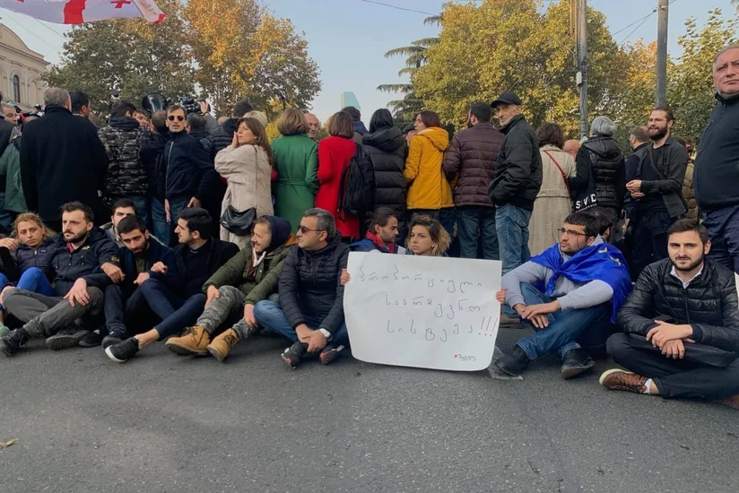 В Тбилиси протестующие требуют проведения внеочередных парламентских выборов - ОБНОВЛЕНО - 3