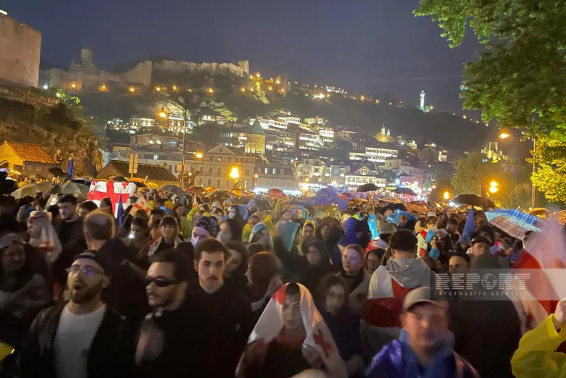 Tbilisidəki Avropa meydanında on minlərlə insanın iştirak etdiyi mitinq başa çatıb