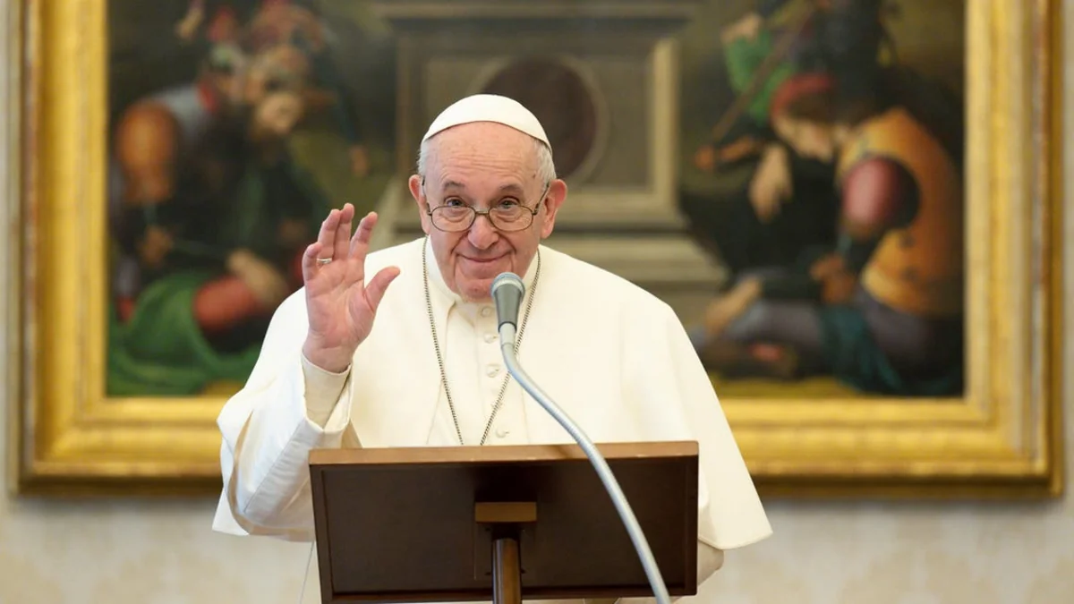 Roma papası əməliyyatdan sonra ilk dəfə dindarlara müraciət edib