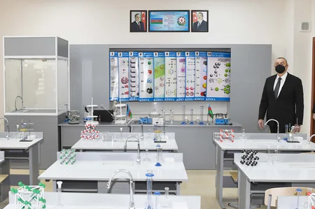 Prezident Bakıda yeni tikilən iki məktəbdə yaradılan şəraitlə tanış olub