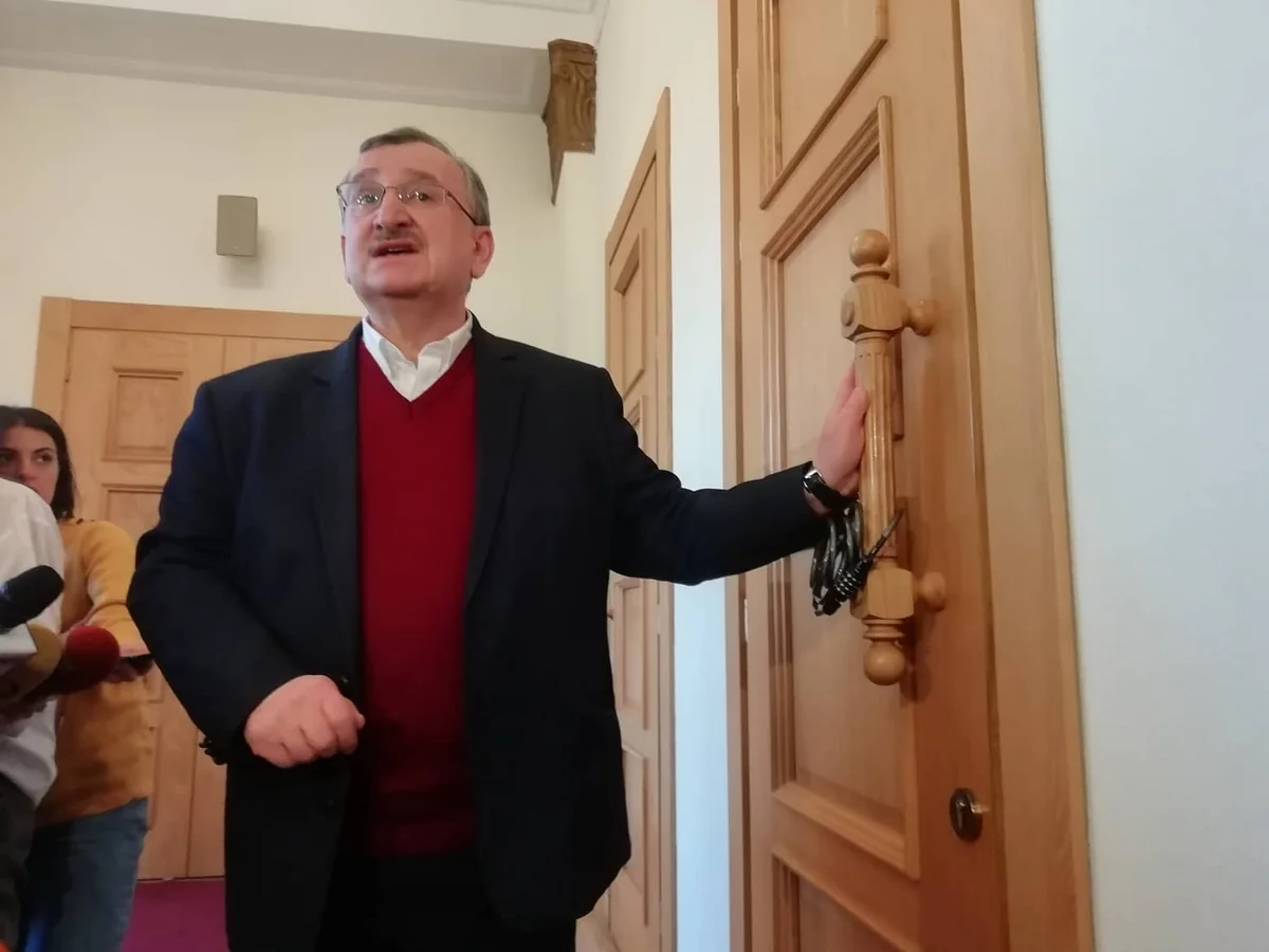 Müxalifət Gürcüstan parlamentinin iclas zalının qapısını qıfıllayıb