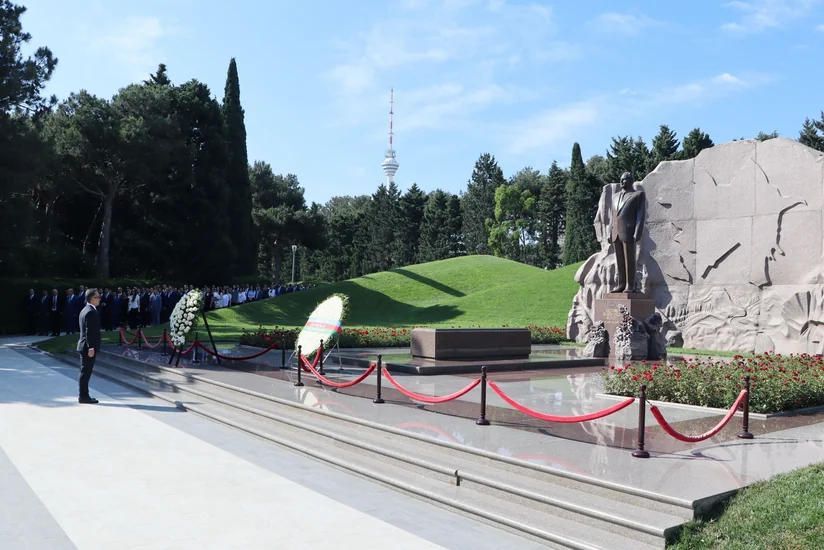 Dini Qurumlarla İş üzrə Dövlət Komitəsinin kollektivi Fəxri xiyabanı ziyarət edib