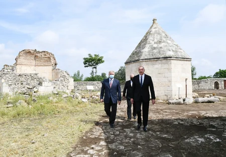 Dövlət başçısı Ağdamda Pənahəli xanın sarayının yerləşdiyi imarət kompleksində olub - YENİLƏNİB
