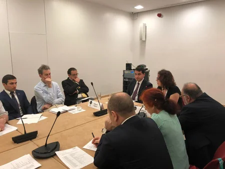Hikmət Hacıyev Britaniyada erməni nümayəndəsinin təxribatçı sualına cavab verib