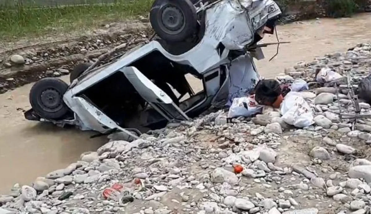 В Масаллы автомобиль упал с моста, водитель погиб