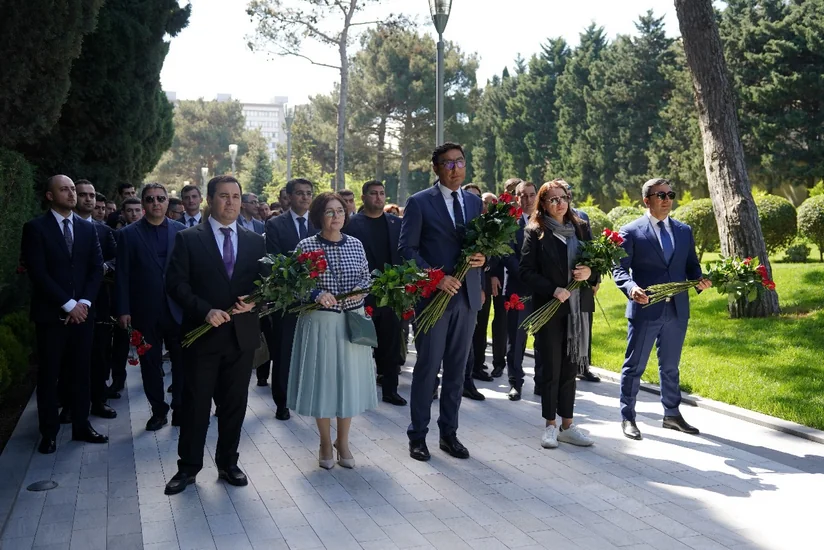 Gənclər və İdman Nazirliyinin rəhbərliyi Fəxri Xiyabanda Ulu Öndərin məzarını ziyarət edib