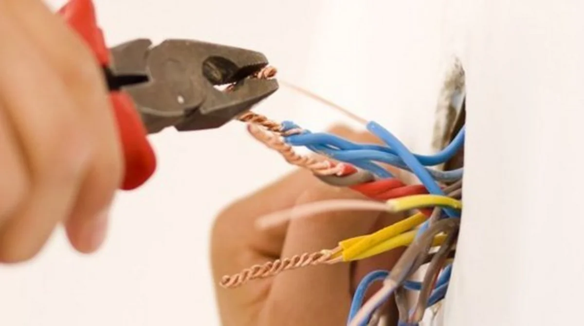 ​Azərbaycanda iki nəfəri elektrik cərəyanı vuraraq öldürüb