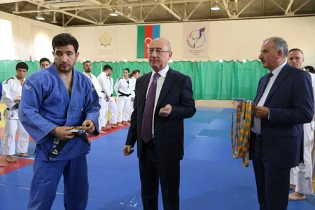 İlqar Rəhimov: Yerli azarkeşlər qarşısında gücünüzü nümayiş etdirməlisiniz”