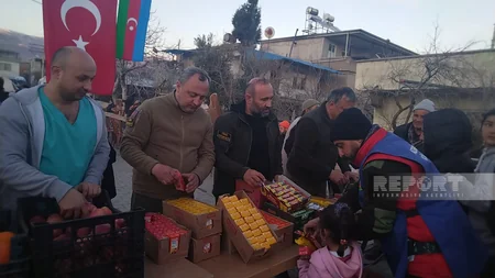 Azərbaycanın könüllü həkimləri ilə iş adamı Kahramanmaraşın daha bir bölgəsində yeməklər paylayıb - YENİLƏNİB