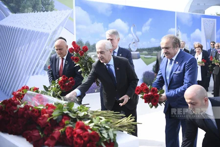 Anım Günü ilə əlaqədar Zəfər parkına ziyarət başlayıb