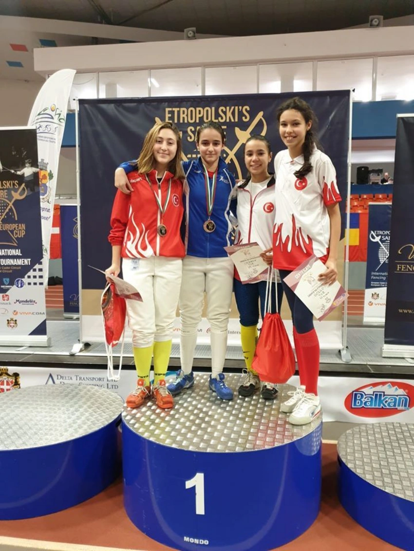 Azərbaycan qılıncoynadanı beynəlxalq turnirdə gümüş medal qazanıb