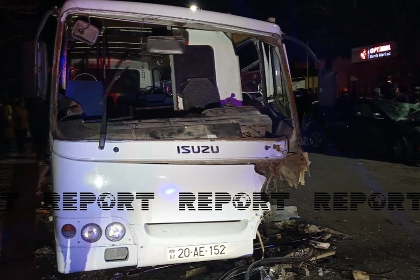 Gəncədə sərnişin mikroavtobusu qəzaya uğrayıb, xəsarət alanlar var