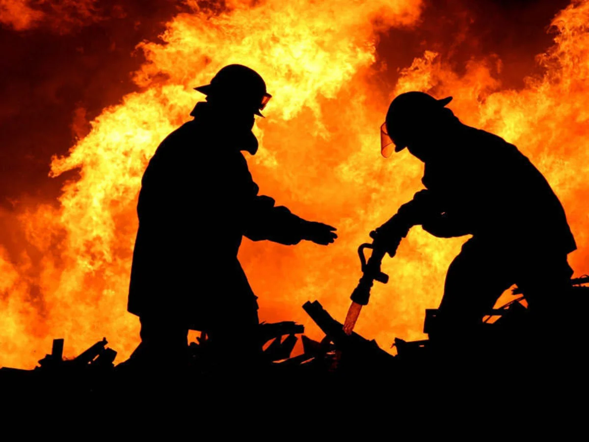 Возле городской администрации в центре Еревана произошел пожар