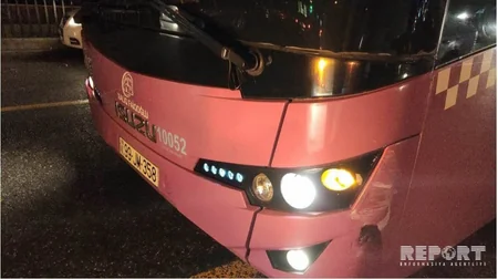Bakıda sərnişin avtobusu minik avtomobili ilə toqquşub - FOTO