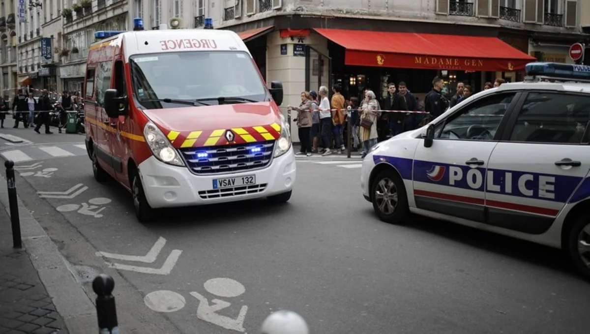 Parisdə naməlum şəxslər soyuq silahla kütləyə hücum edib, ölənlər və yaralanan var