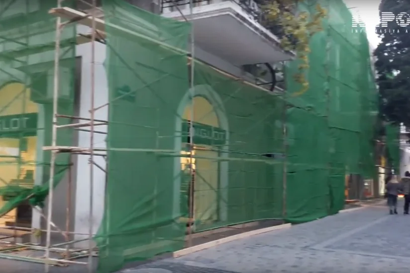 Bakının mərkəzindəki tarixi binanın restavrasiyası mağazaların işinə mane olacaqmı? - VİDEO