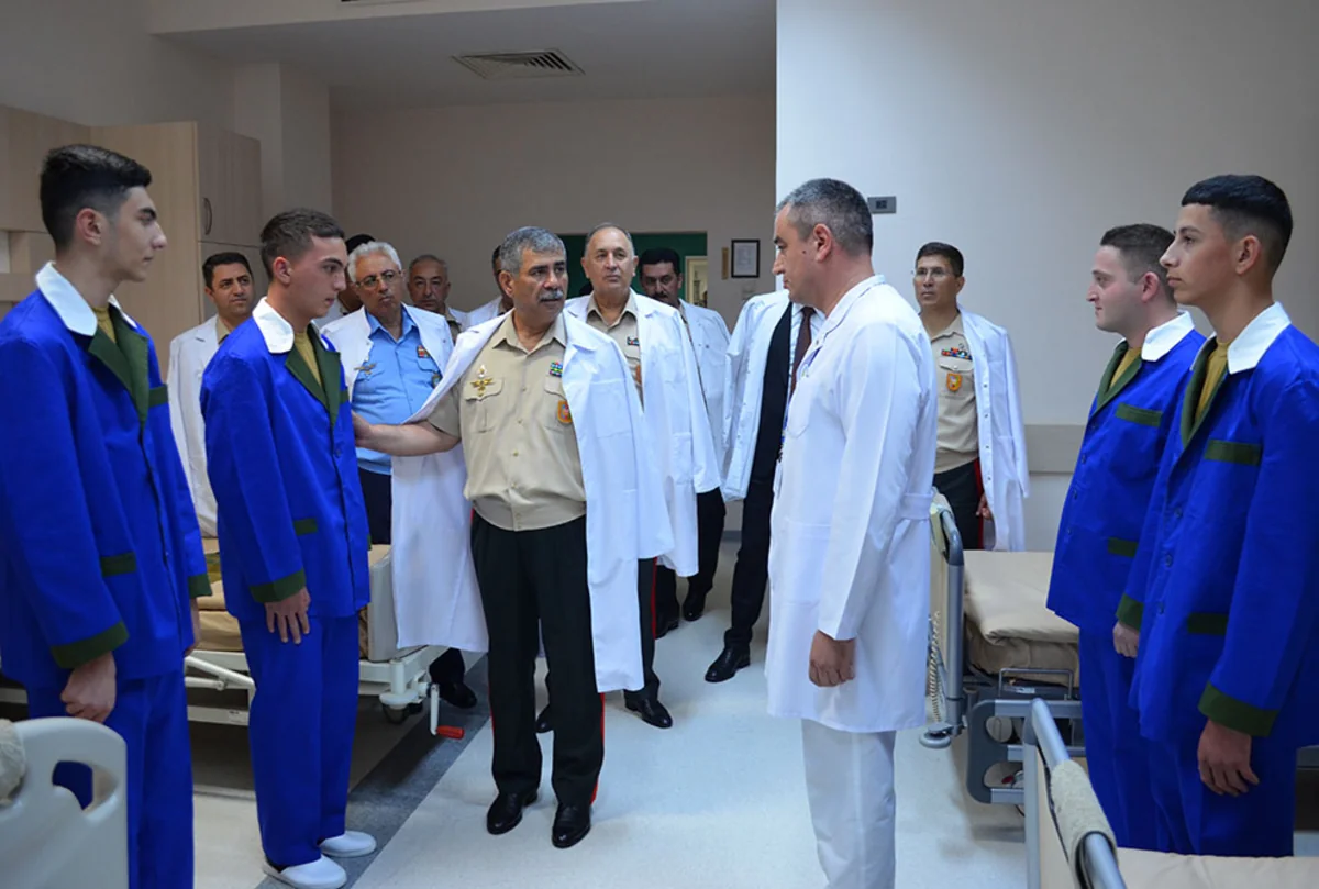 Zakir Həsənov hərbi hospitalda müayinə və müalicə olunan hərbçilərlə bağlı tapşırıqlar verib