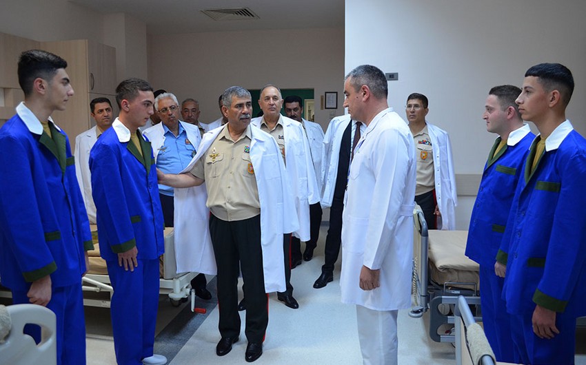 Zakir Həsənov hərbi hospitalda müayinə və müalicə olunan hərbçilərlə bağlı tapşırıqlar verib