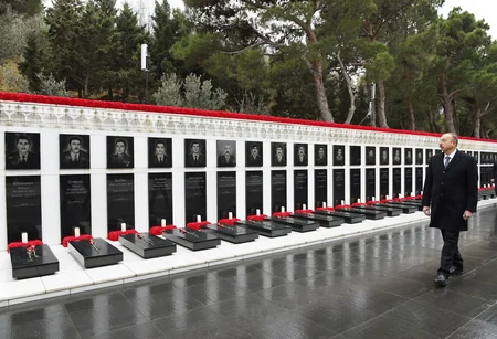 Prezident İlham Əliyev Şəhidlər xiyabanını ziyarət edib