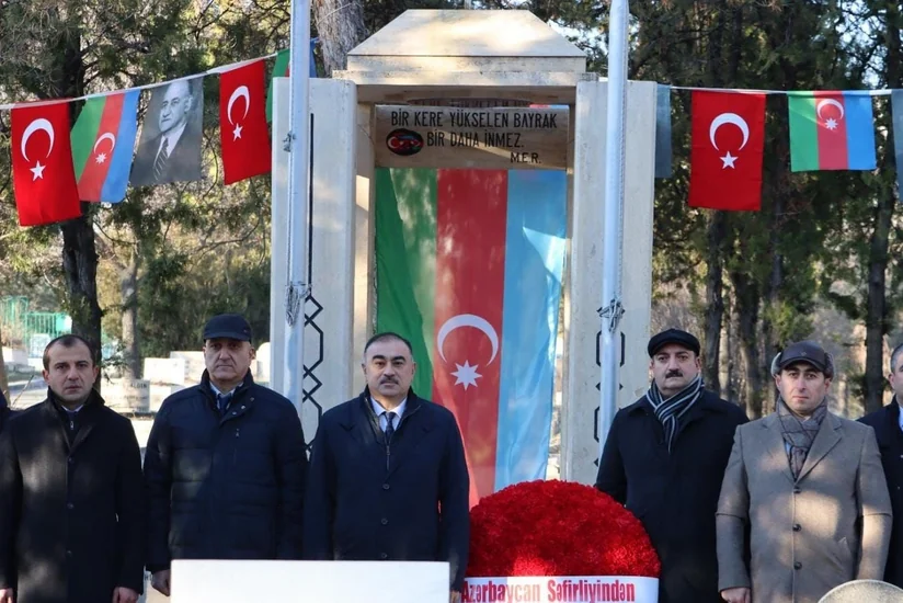 Azərbaycanın Türkiyədəki səfirliyinin kollektivi Məhəmməd Əmin Rəsulzadənin məzarını ziyarət edib