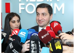 Hikmət Hacıyev: Prezidentin jurnalistlərin suallarını açıq cavablandırması Azərbaycana qarşı dezinformasiya cəbhəsinin yarılması üçün vacibdir