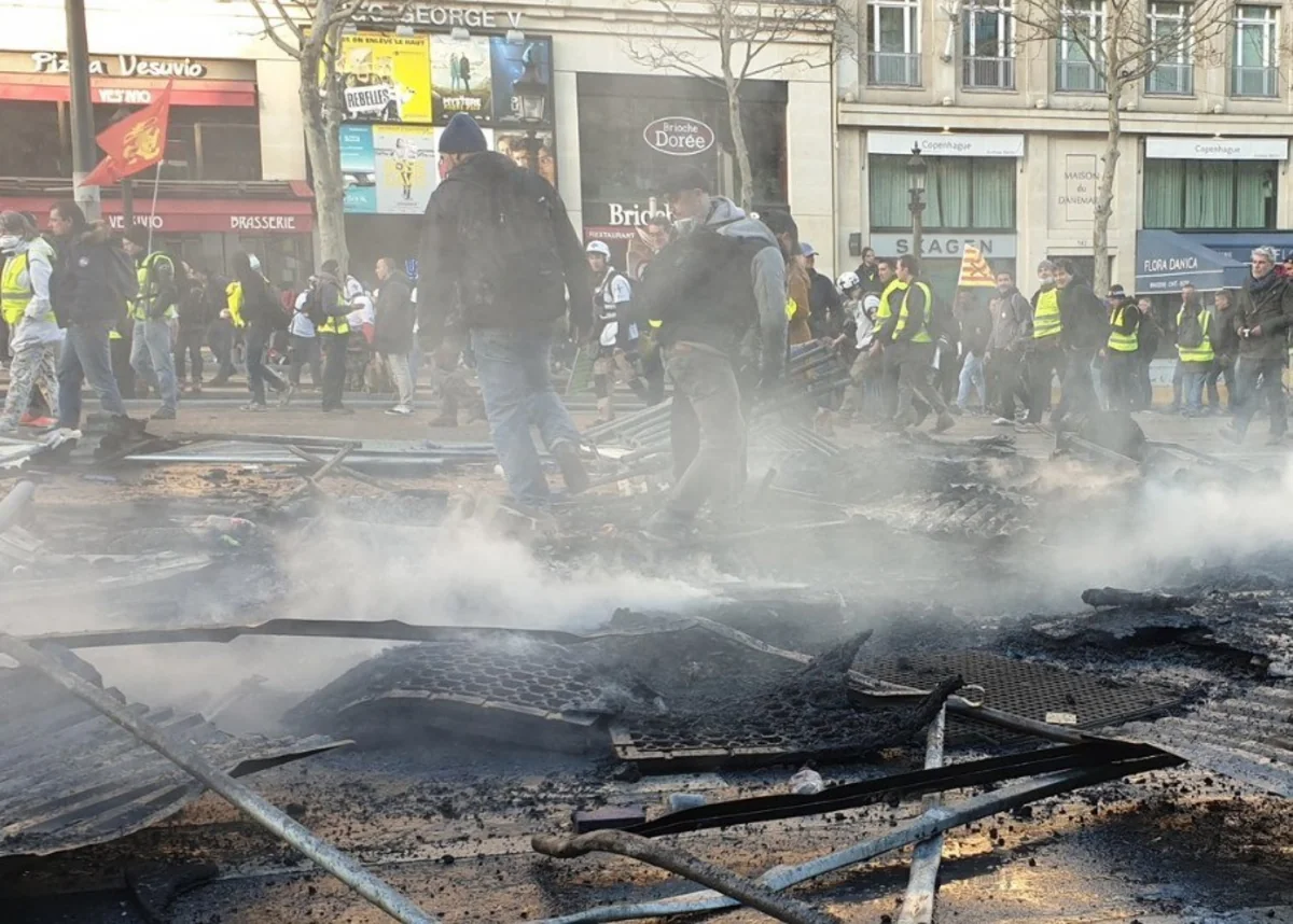 Parisdə “sarı jiletlilər”in aksiyasında 60 nəfər xəsarət alıb