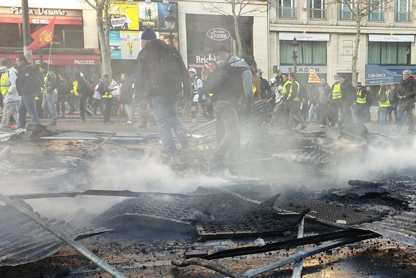 В ходе протестов жёлтых жилетов в Париже пострадали 60 человек