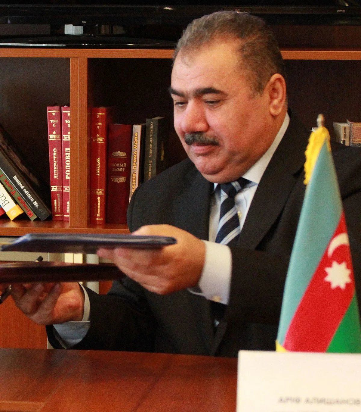 Arif Alışanov məhkəmənin təxirə salınmasını istəyib