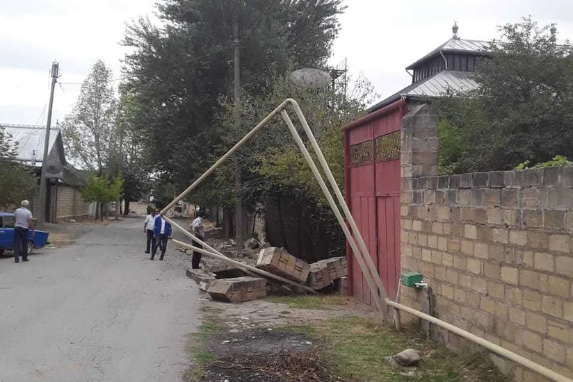 Ağsuda hasar qaz xəttinin üzərinə aşıb