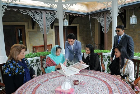 Pakistani PM’s spouse visits Azerilma LLC carpet gallery