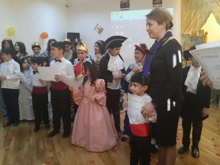 Bakı məktəbliləri Şekspirin Kral Lir əsərini ingilis dilində səhnələşdirib - FOTO