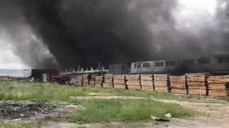 Ankarada mebel kombinatı yanıb