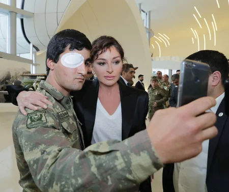 Мехрибан Алиева встретилась с военными, обеспеченными Фондом Гейдара Алиева высокотехнологичными протезами - ФОТО