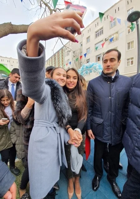 Leyla Əliyeva Səbail rayonunda abadlaşdırılan həyətin açılışında iştirak edib