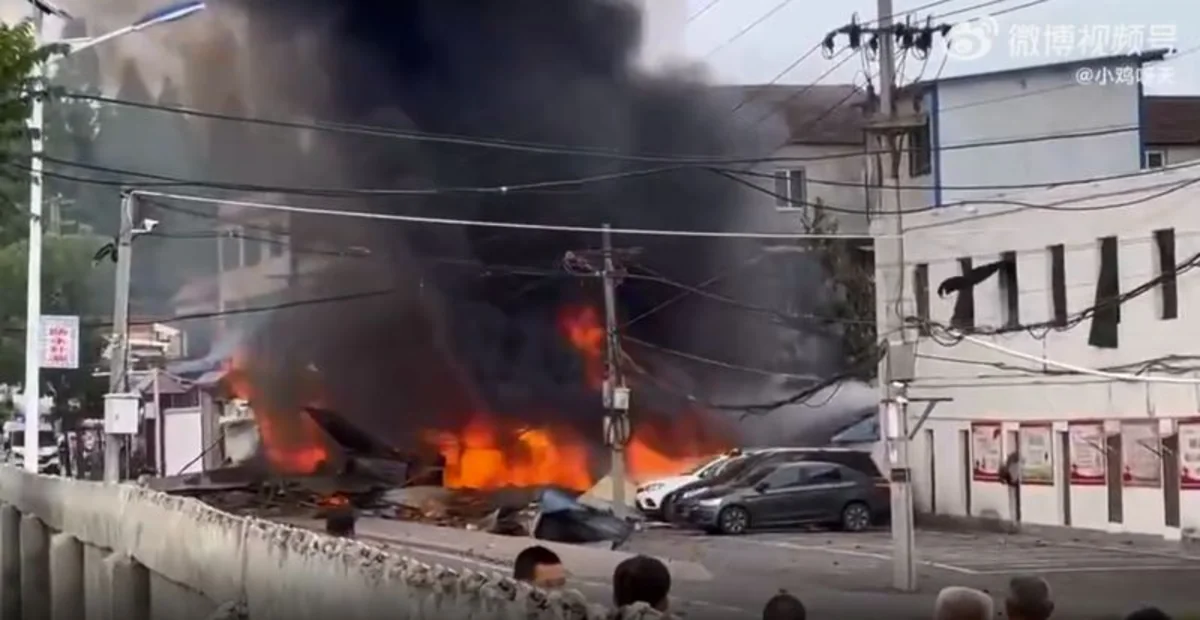 Çində qırıcı təyyarə binanın üstünə düşüb, ölən və yaralananlar var - YENİLƏNİB