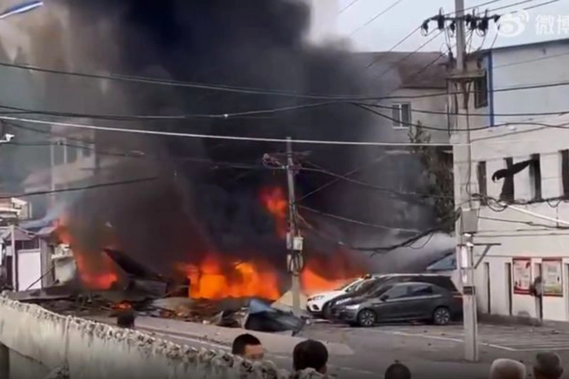 Çində qırıcı təyyarə binanın üstünə düşüb, ölən və yaralananlar var - YENİLƏNİB