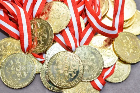 Azərbaycanda məktəblilərin fənn olimpiadasının qalibləri mükafatlandırılıb - FOTO
