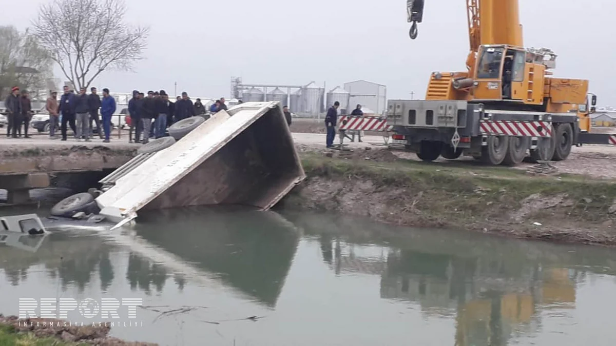 Ağsuda yük maşını su kanalına aşıb, sürücü ölüb - VİDEO - YENİLƏNİB
