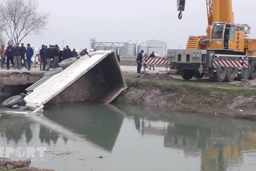 Ağsuda yük maşını su kanalına aşıb, sürücü ölüb - VİDEO - YENİLƏNİB