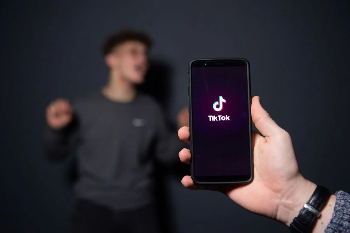 TikTok sosial şəbəkəsi istifadəçilərin məlumatlarını satmaqda ittiham olunur