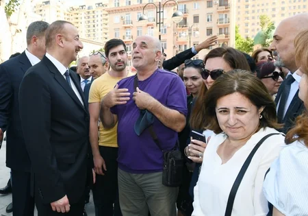 Prezident və birinci xanım “Sovetski”də vətəndaşların problemləri ilə tanış olublar - FOTO