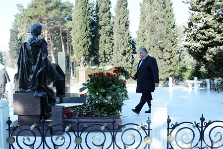 Gənclər və İdman Nazirliyinin kollektivi Fəxri xiyabanı və Şəhidlər xiyabanını ziyarət edib