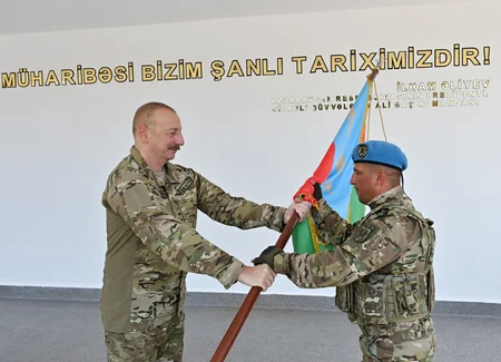 İlham Əliyev MN-in komando hərbi hissələrinin birində yaradılan şəraitlə tanış olub, hərbi hissəyə Döyüş bayrağını təqdim edib