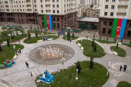 Bakının ən iri həyətində - “Renessans Palace”da Bayraq günü tədbiri keçirilib