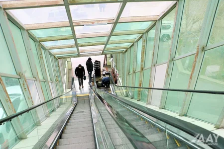 Bakıda yerüstü piyada keçidinin sıradan çıxmış eskalatorları təmir edilir