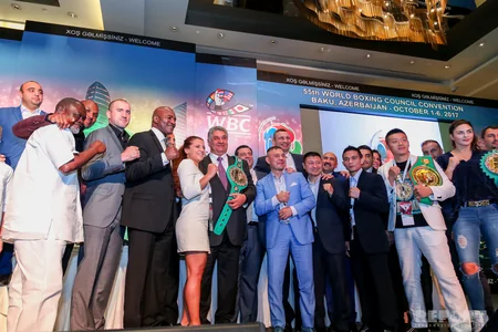Azad Rəhimova WBC-nin çempion kəməri hədiyyə olunub
