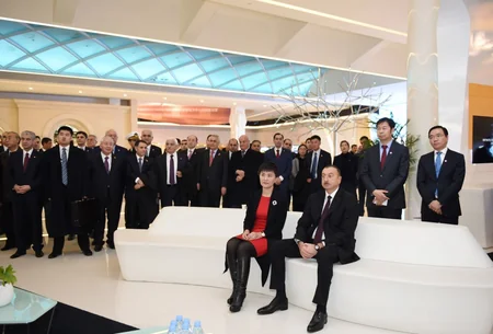 Prezident İlham Əliyev “Huawei” şirkətinin Pekindəki Sərgi Mərkəzində olub