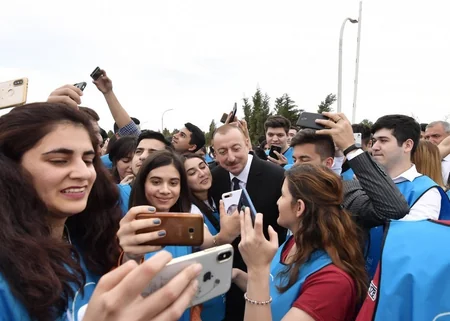 Prezident İlham Əliyev ulu öndər Heydər Əliyevin doğum gününə həsr olunan ağacəkmə aksiyasında iştirak edib - YENİLƏNİB